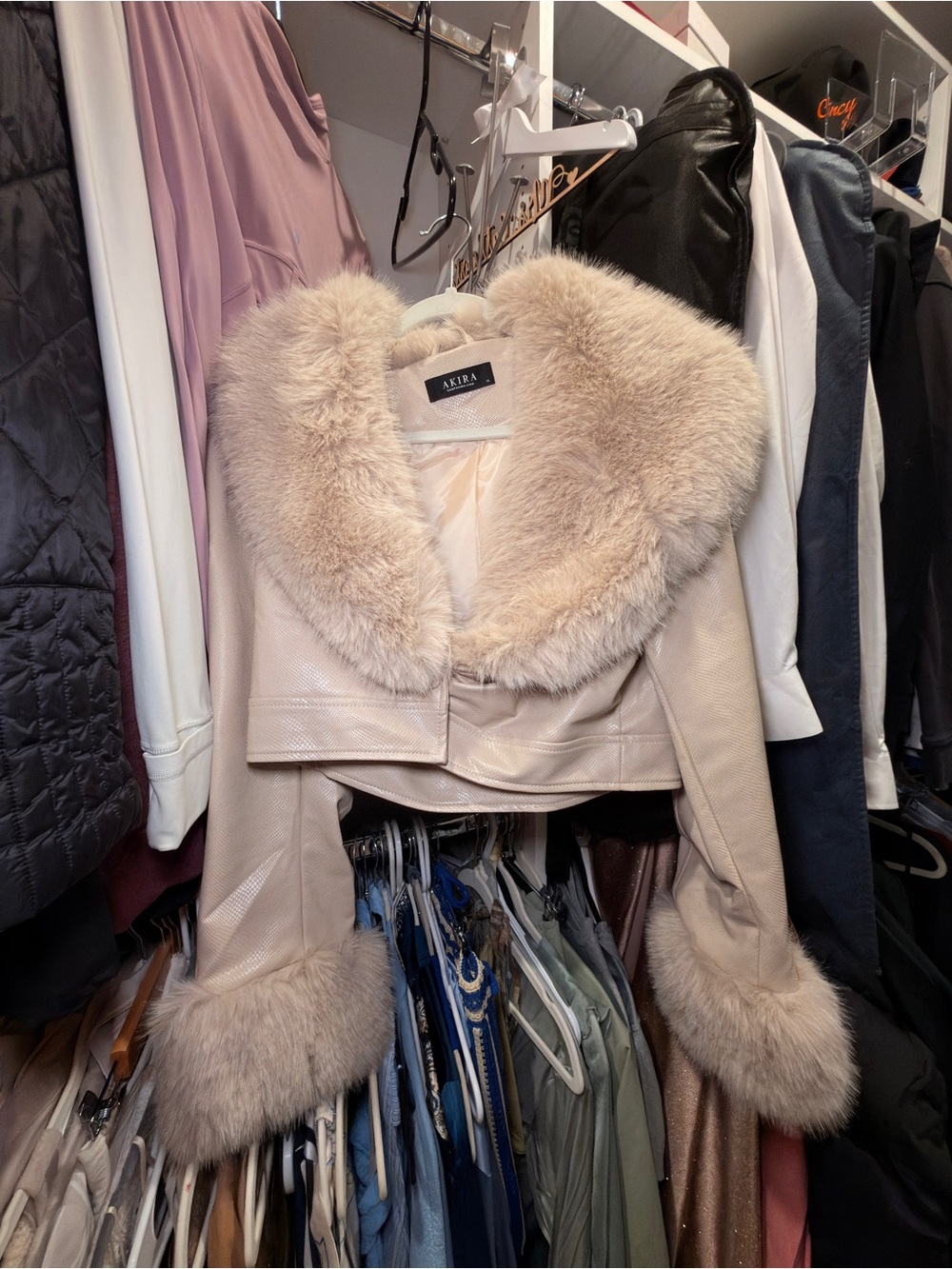 AKIRA Gisele Crop Moto Beige Faux Fur-Trim Cropped Leather Jacket